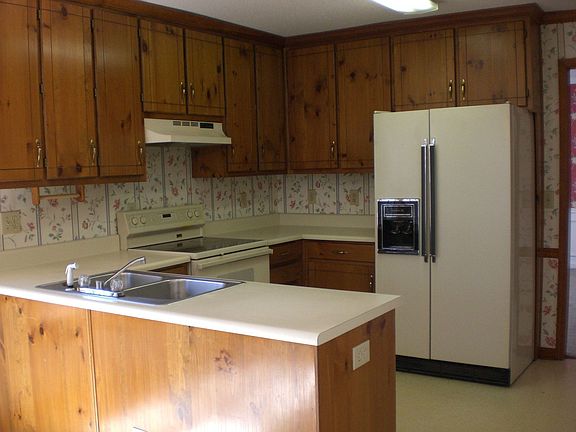 Eat-in kitchen