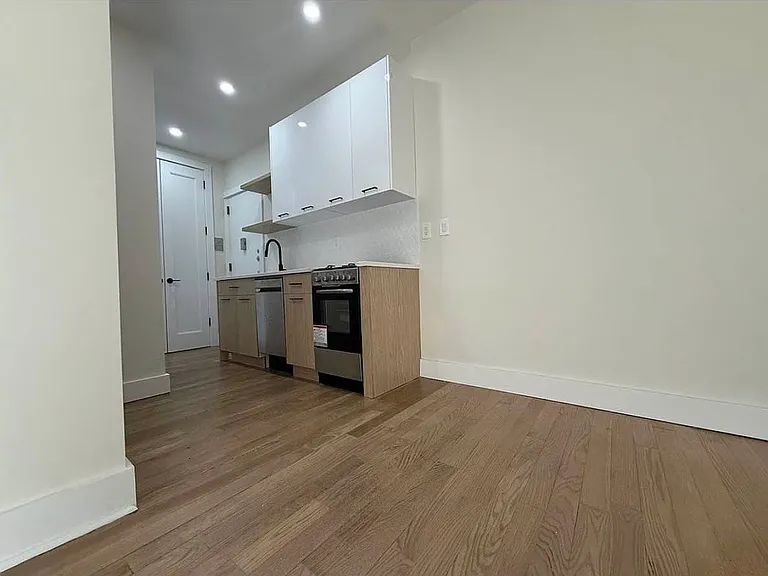 367 S 5th St #3H — Photo 2