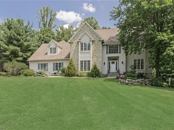 17391 Hawksview Ln, Chagrin Falls, OH 44023