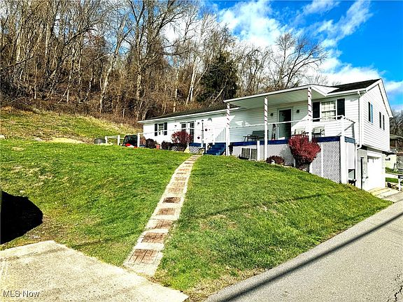 3rd image of 821 Woods Ln