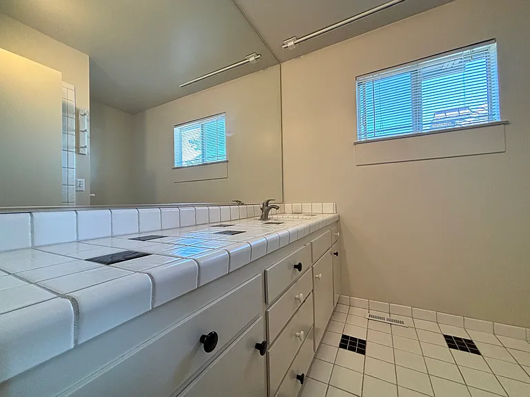 653 Bayview Dr — Photo 29