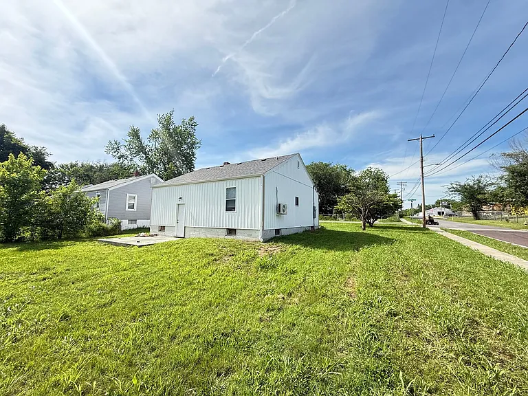 2602 W College St — Photo 4
