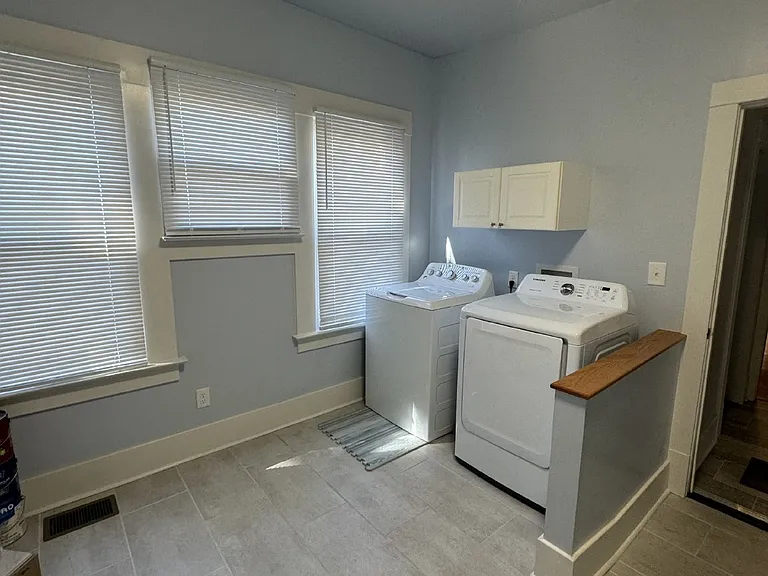 424 E 6th St — Photo 5