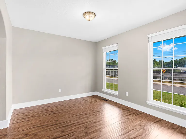 305 Lake Dr — Photo 12