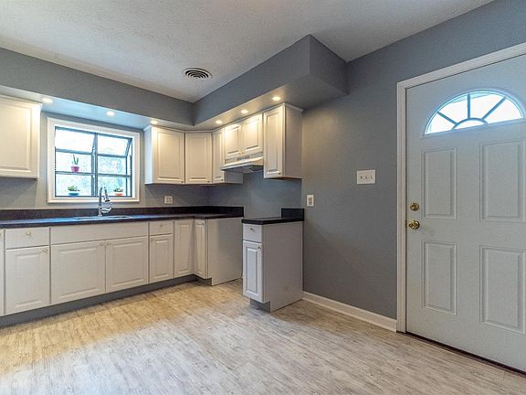 3rd image of 2322 Eden Ln