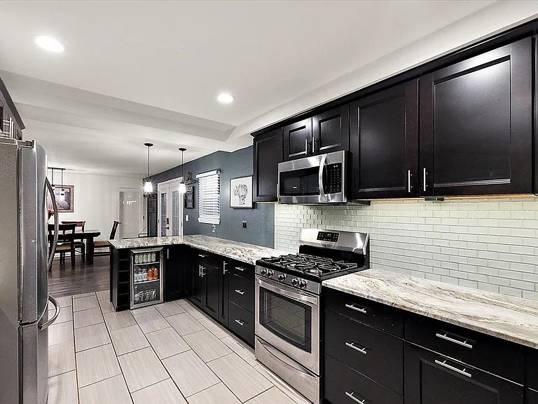 486 Charlevoix St — Photo 17