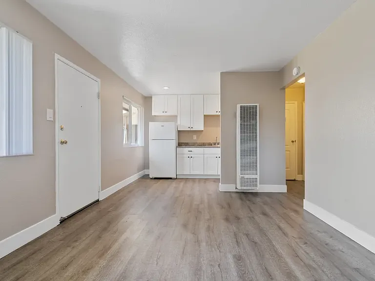 Royal Gardens Apartments — Photo 5