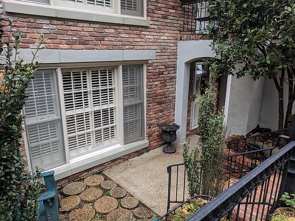 Front Patio/left entrance