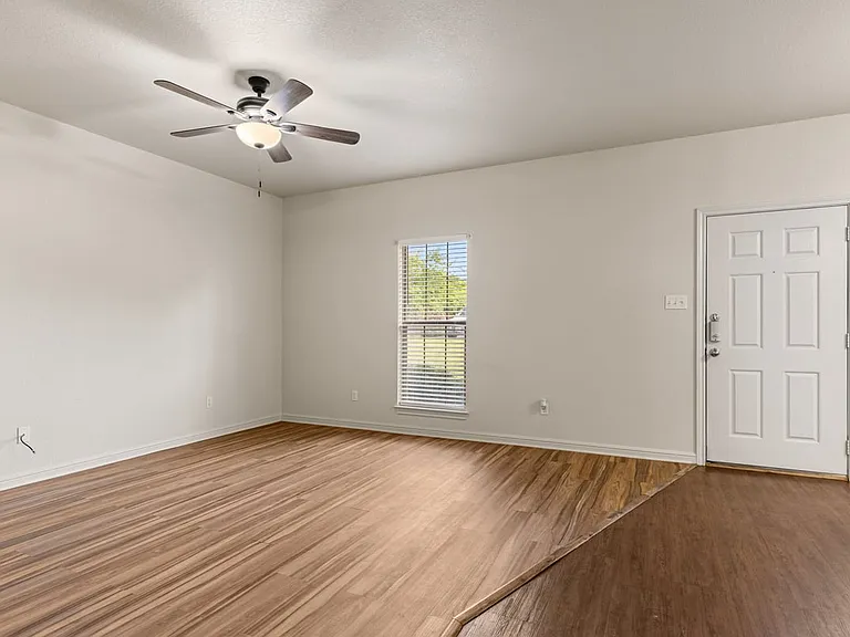 2100 Breezy Dr — Photo 3