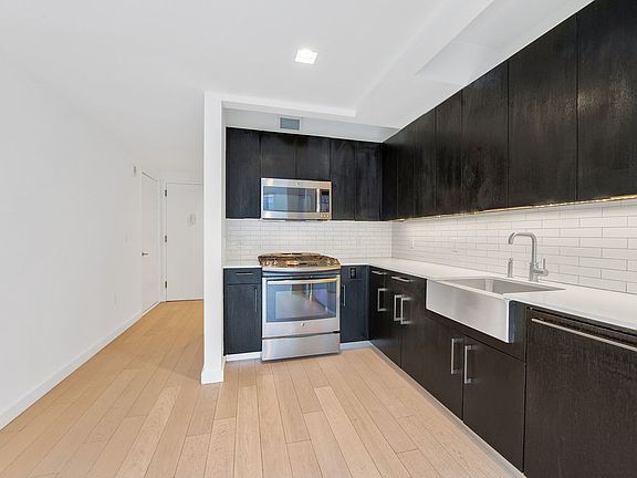 5th image of 535 W 43rd St APT S11f
