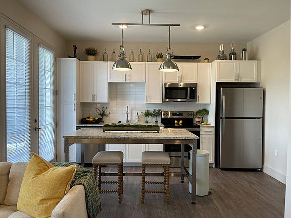 3rd image of 5885 Lakehurst Dr #1203