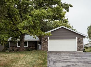 105 Vahalla Dr, Poplar Grove, IL 61065