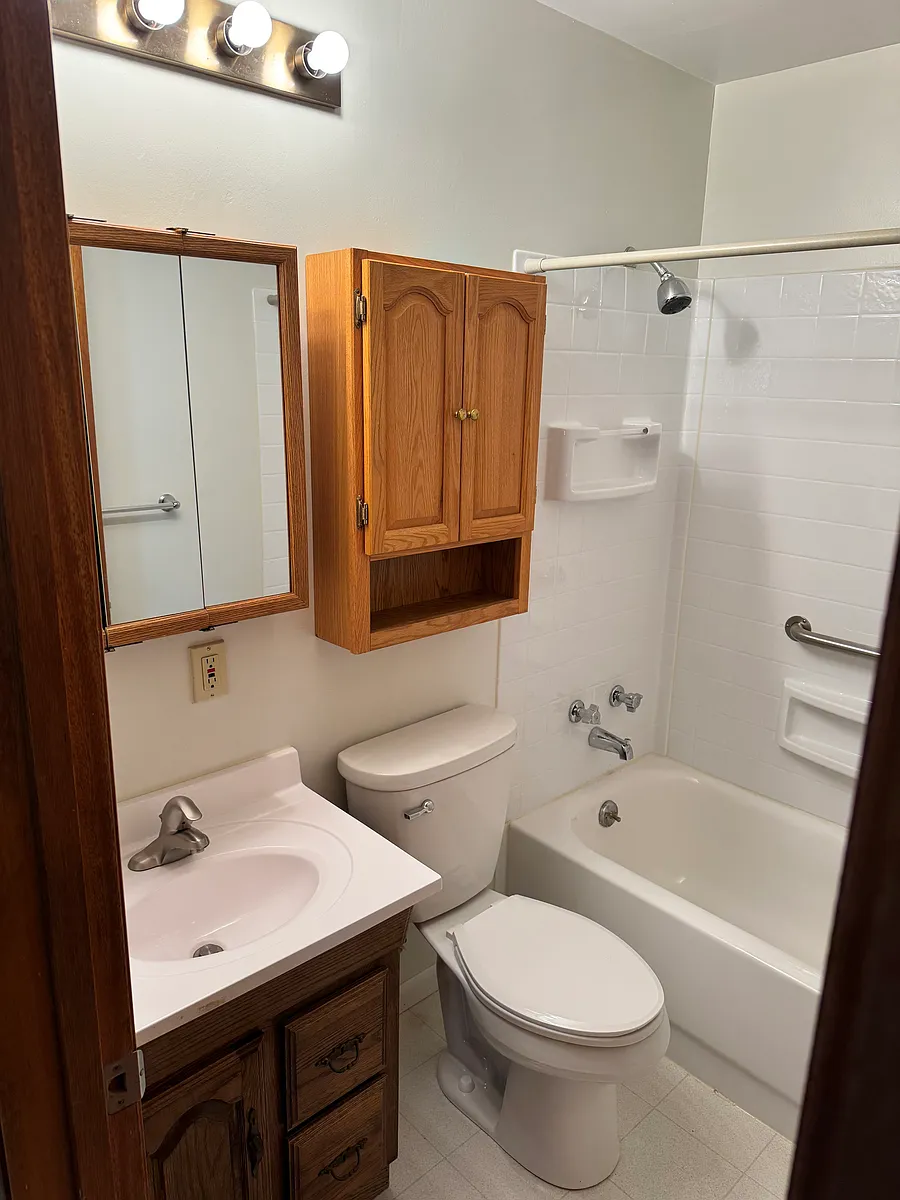 Building Photo - 220 6th Ave NW #208
