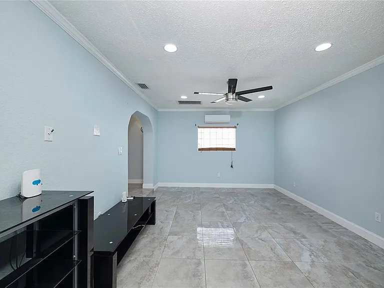 6804 N Hubert Ave — Photo 16