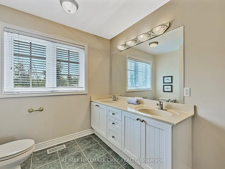 2653 Leonard St — Photo 33