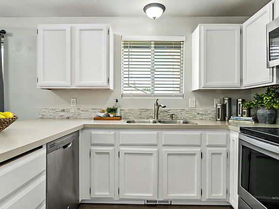 5th image of 2731 N Welford Pl