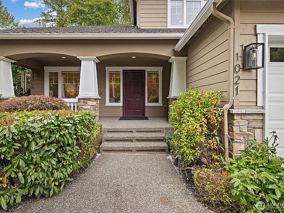 3rd image of 1021 271st Avenue SE