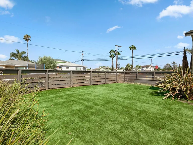 1207 Florence St — Photo 2