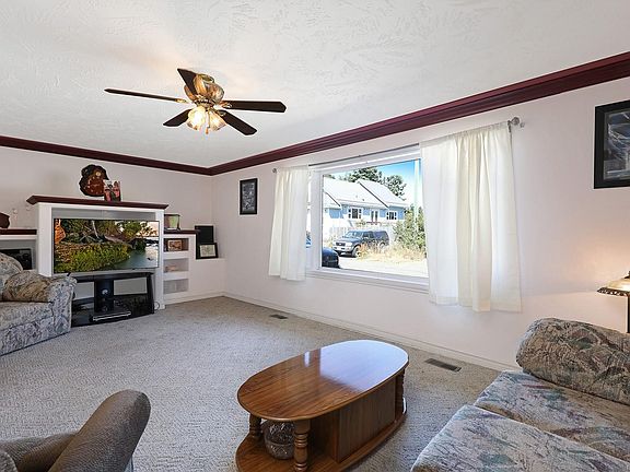 3rd image of 2780 Dunsmuir Ave