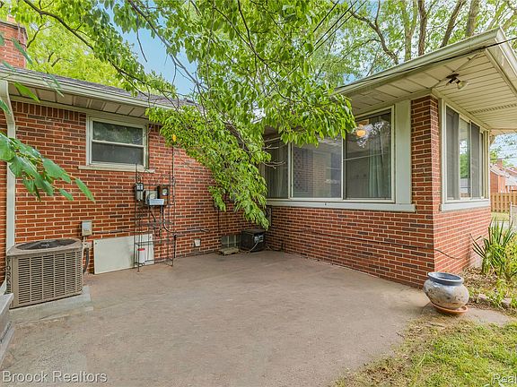 4th image of 24601 Ridgedale St