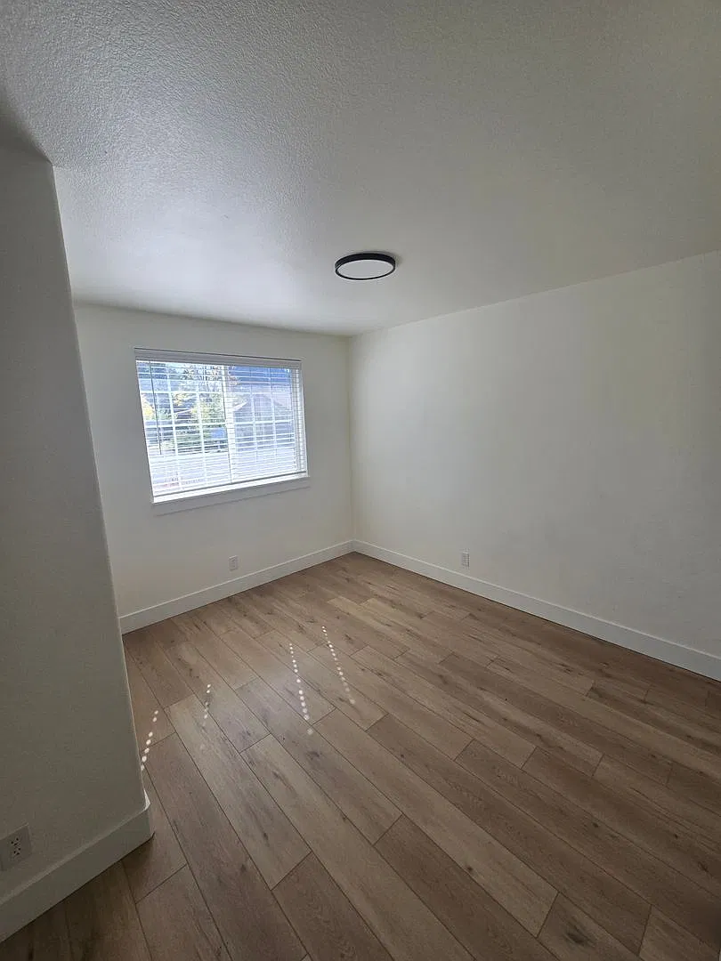 Fully Remodeled Single-Story Duplex in Southwest Redmond! — Photo 3