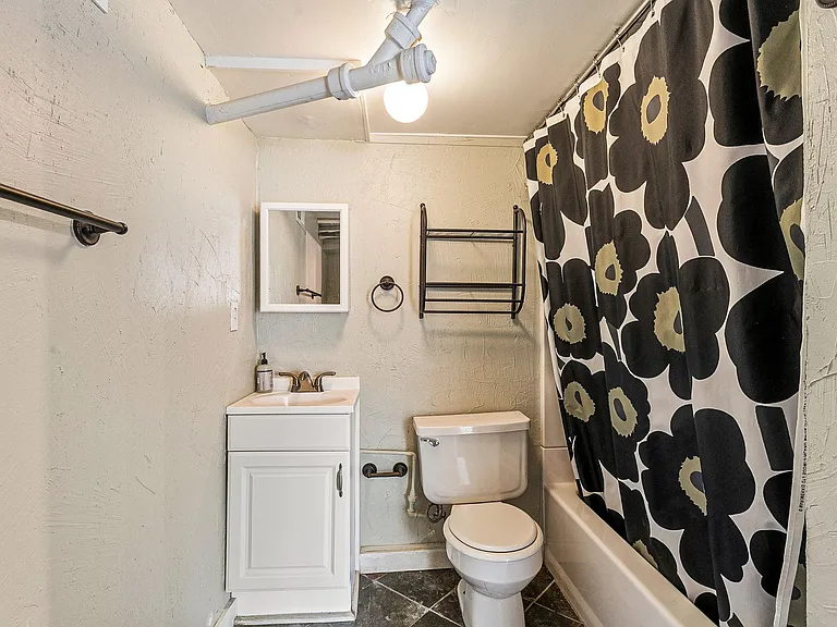 1099 Gilbert St — Photo 44