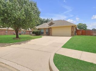 521 Acorn Ct, Saginaw, TX 76179