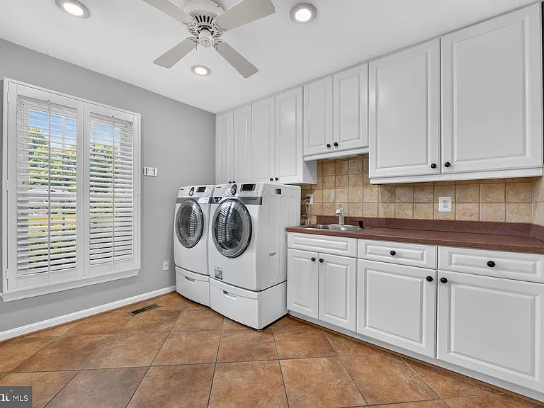 1022 Delf Dr — Photo 17