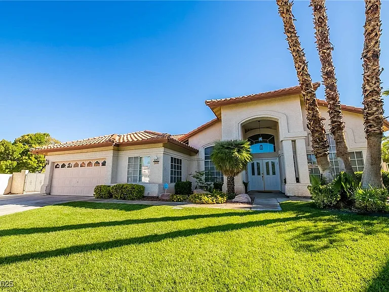 1400 Castle Crest Dr — Photo 3