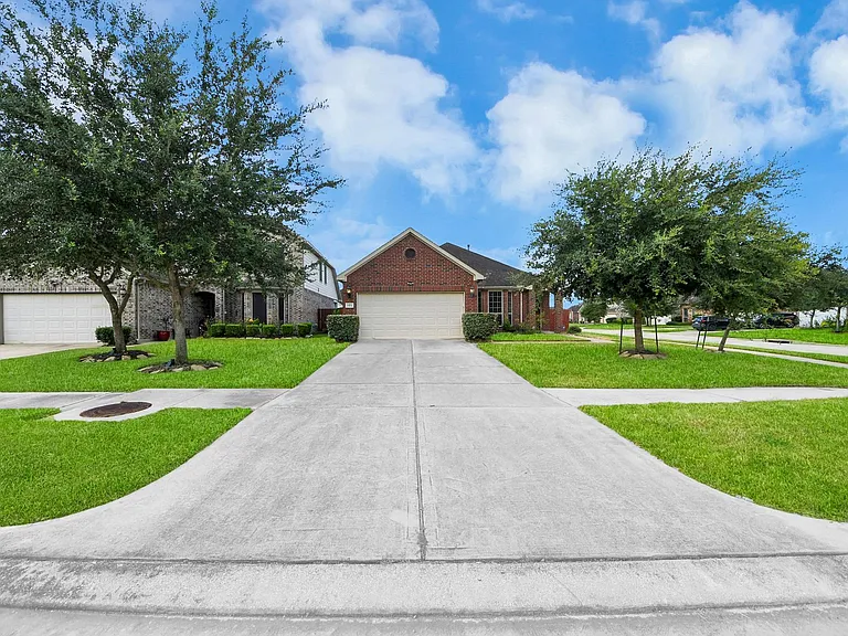 1902 Argos Dr — Photo 1