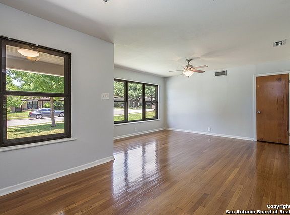 3rd image of 134 Waxwood Ln
