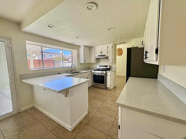 2344 Langhorn St — Photo 6