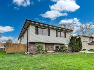 21W569 Kensington Rd, Glen Ellyn, IL 60137
