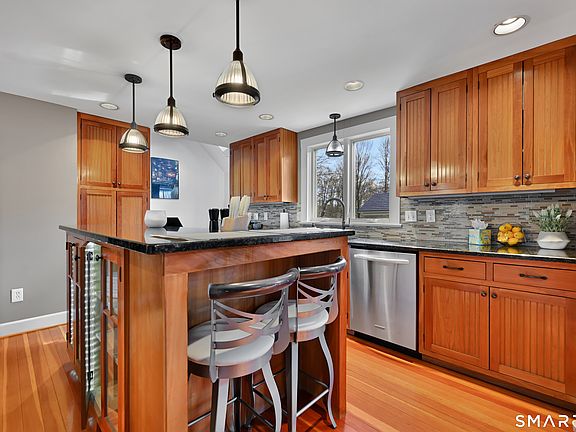 4th image of 110 West Granby Road