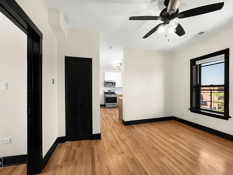 1481 W Erie St #4R — Photo 5