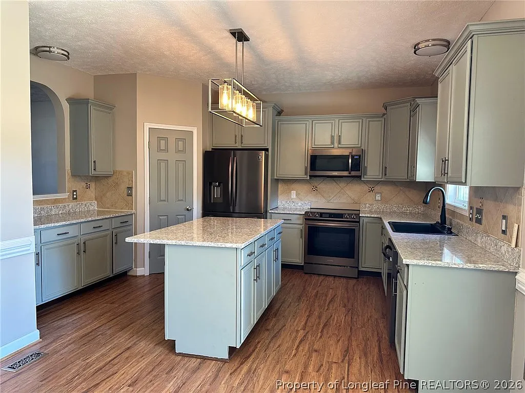 5 bed, 2.5 bath, 2401 sqft, $2,250 — Photo 3