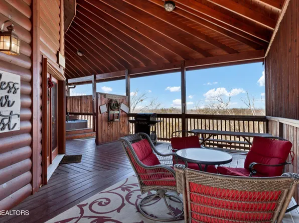 1084 Towering Oaks Dr, Sevierville, TN 37876