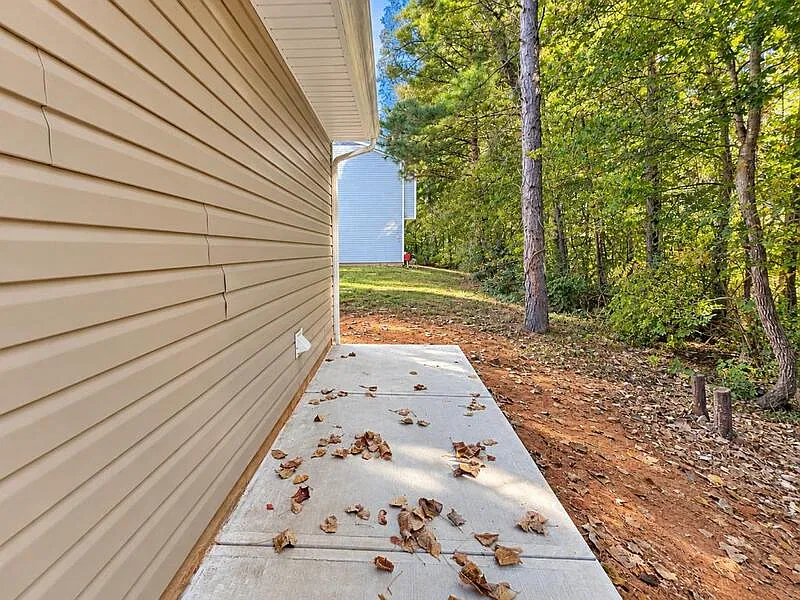 4 bed, 2.5 bath, 1618 sqft, $2,140 — Photo 4