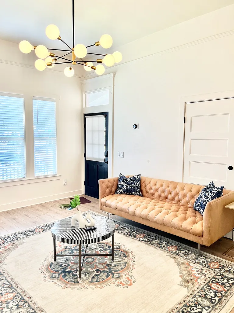 2 bed, 800 sqft, $2,487 — Photo 2