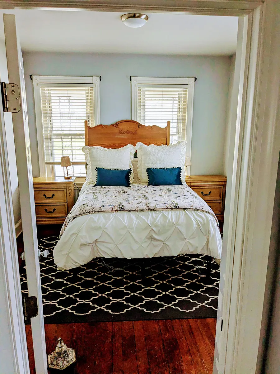 Master Bedroom includes plenty of natural light and hardwoods - 424 Walnut St #1