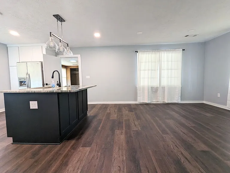 3219 Ash St — Photo 1