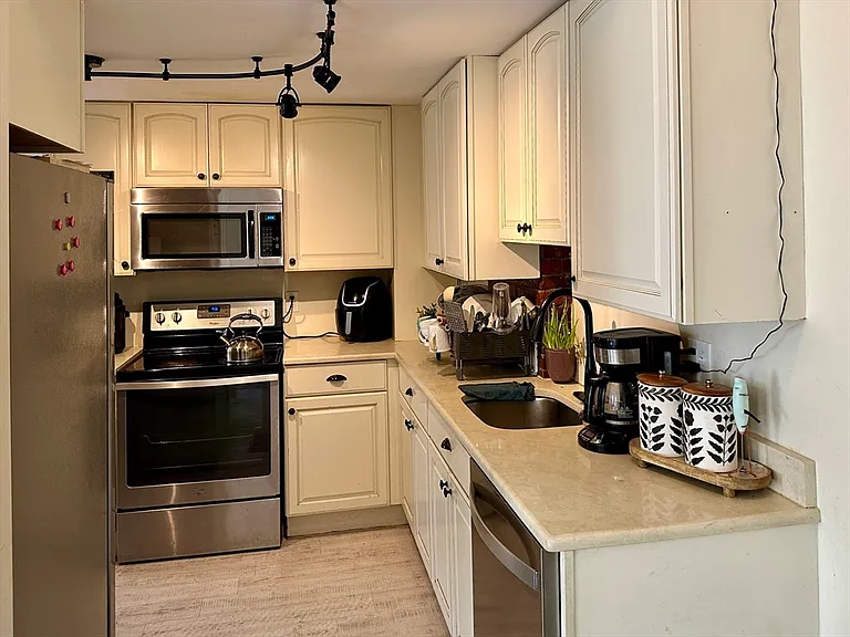 254 Franklin St #2 — Photo 4
