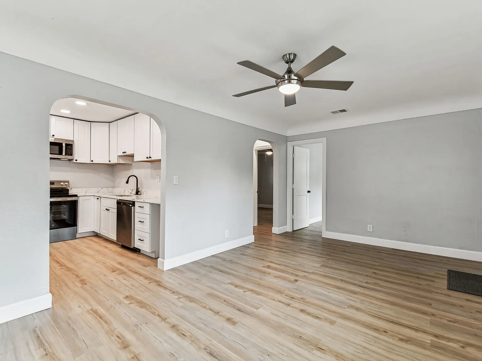 2 bed, 876 sqft, $3,000 — Photo 4