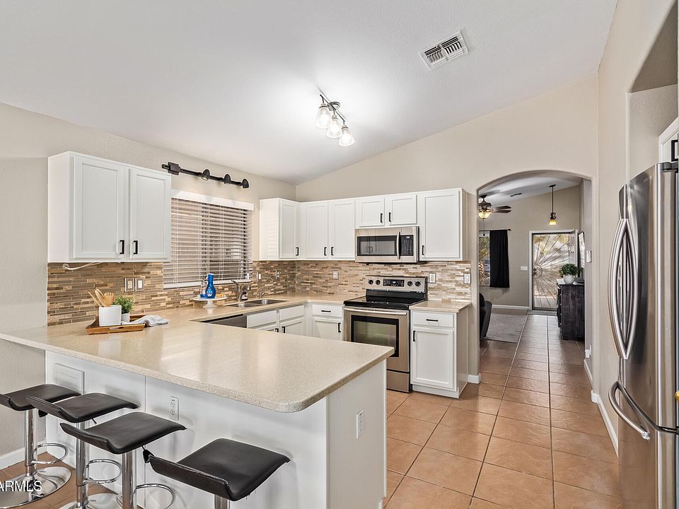 1st image of 1010 E VERNOA Street