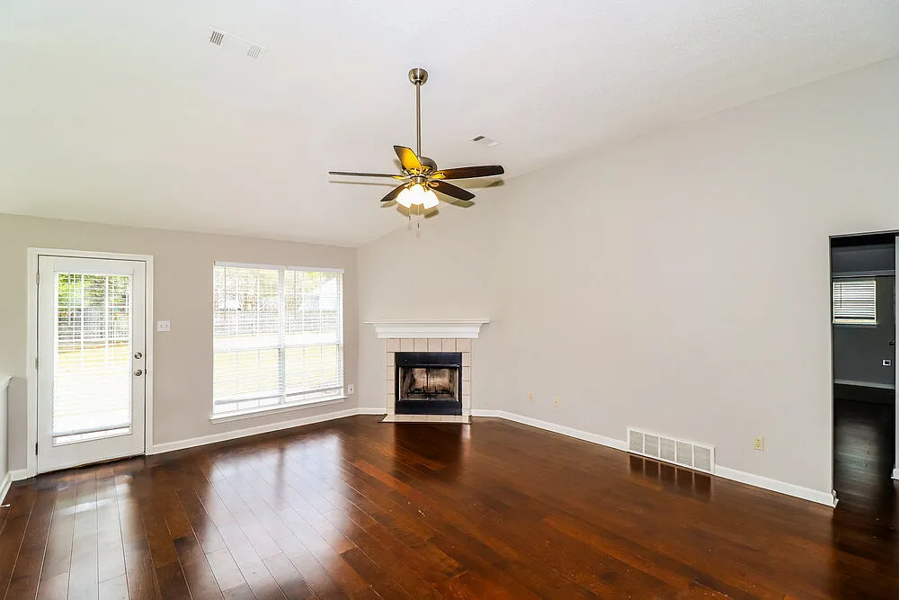3 bed, 2.0 bath, 1700 sqft, $2,710 — Photo 4