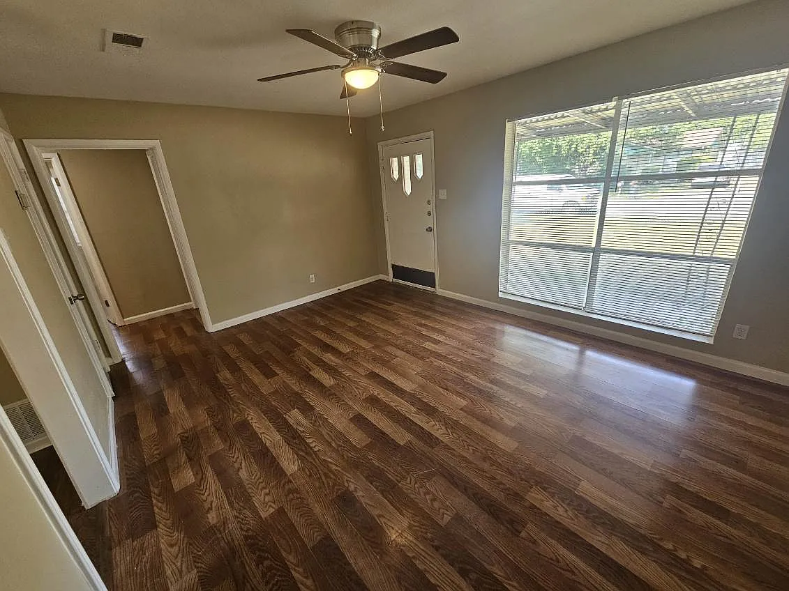 2 bed, 720 sqft, $1,250 — Photo 2
