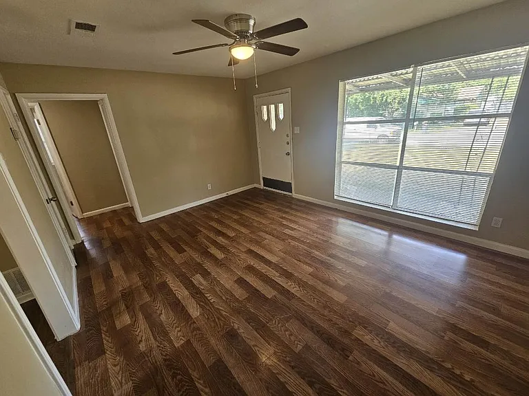 1100 Powell Cir — Photo 2