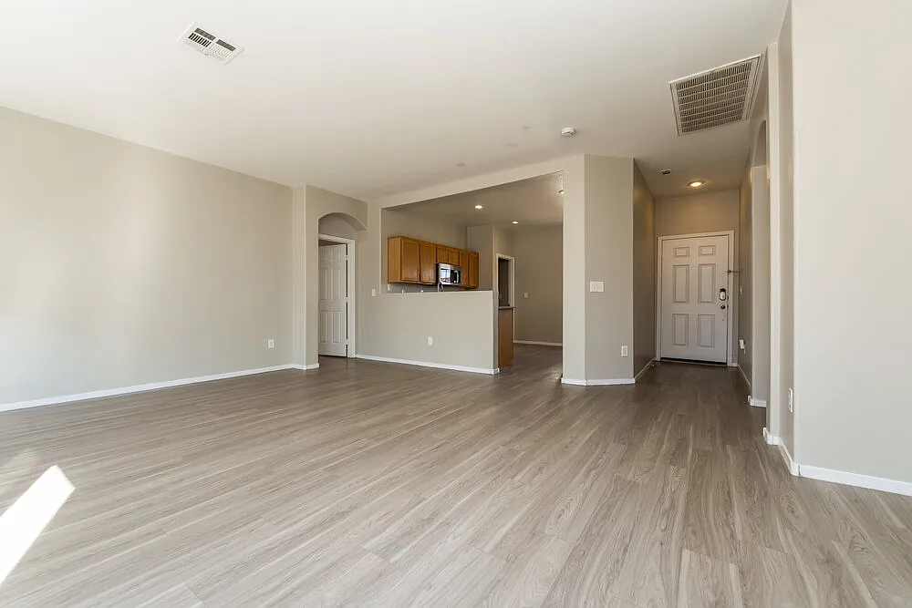 3 bed, 2.0 bath, 1326 sqft, $2,055 — Photo 4