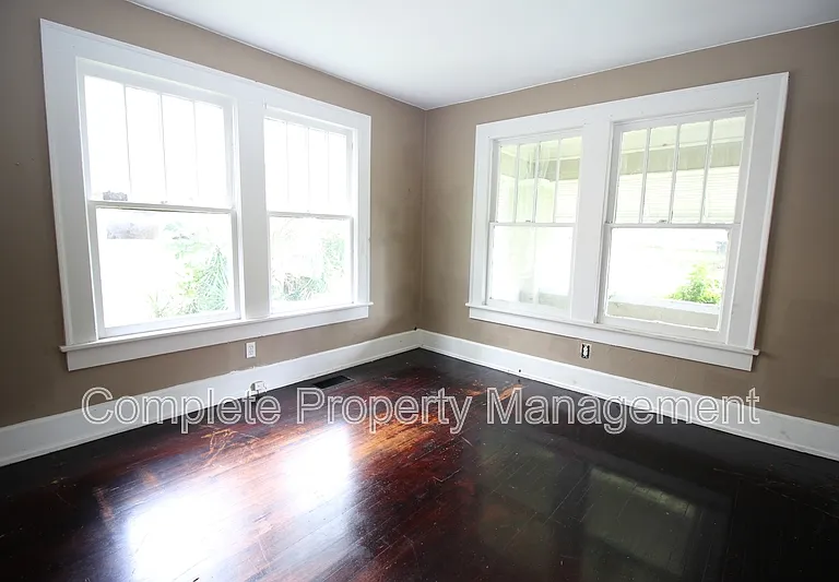 8211 Rugby Ave — Photo 9