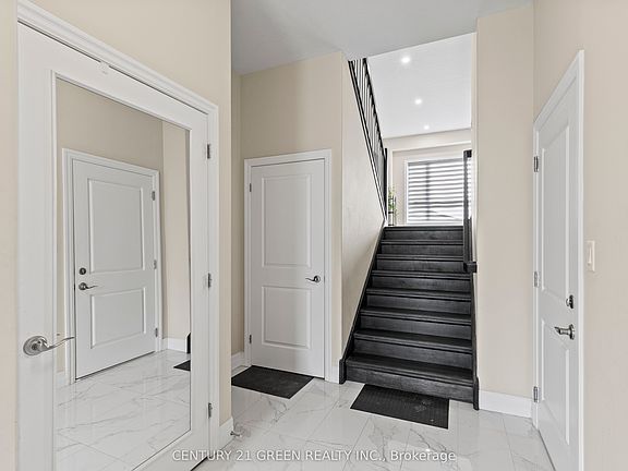 5th image of 851 Sarnia Rd